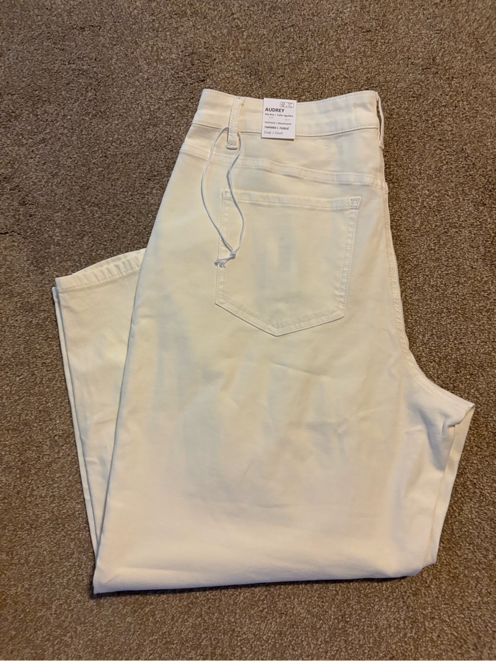audrey Mid Rise Tapered Crop Jeans in Off-White